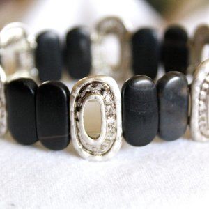 Matte Black Onyx and Silver Toned Concha Stretch Bracelet